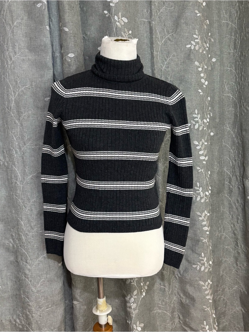 Y2K vintage Women’s Black & White Striped Ribbed Turtleneck Sweater